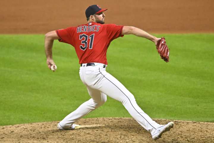 Guardians reliever undergoes knee surgery before playoffs