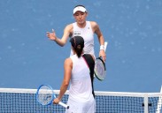 Tennis-Swiatek breezes past Alexandrova into US Open quarter
