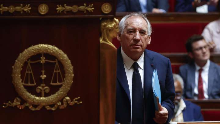 Bayrou no supera la moción de confianza y deja de ser primer ministro de Francia
