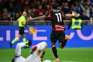 Milán soporta y se convierte en el nuevo líder en Serie A