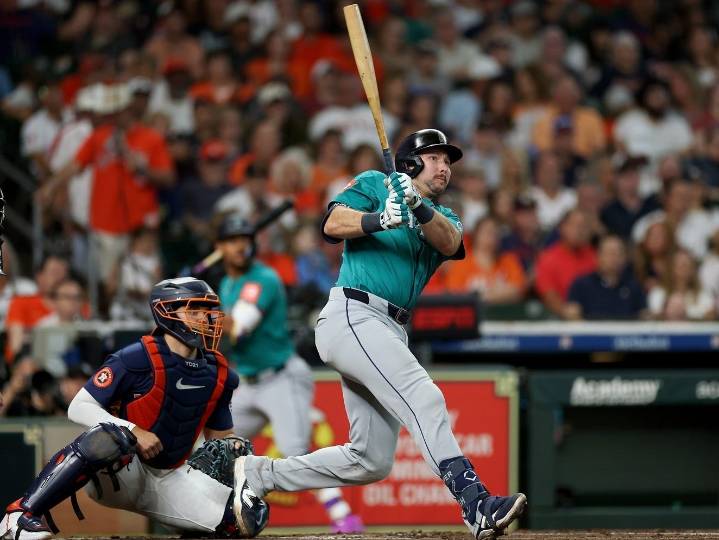 Mariners' Cal Raleigh hits MLB-leading 58th home run