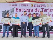 Entregan la gobernadora Evelyn Salgado y el titular de la STyPS, Marath Bolaños, apoyos del programa Jóvenes Construyendo el Futuro