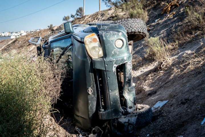 Pick Up se vuelca sobre Vía Rápida Alamar; conductor resulta lesionado
