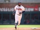 Cuadrangular de Sandy León en victoria de los Bravos