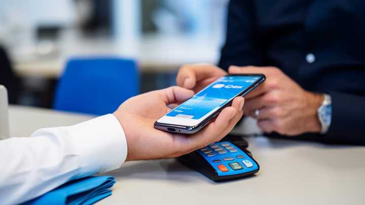 En medio de la tensión cambiaria, Mercado Pago y Cocos Capital interrumpieron la venta de dólar oficial
