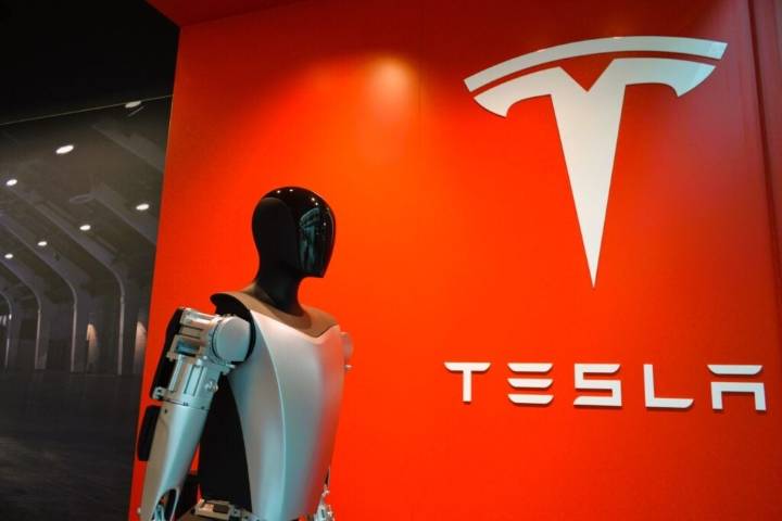 Tesla enfrenta críticas por robots Optimus mientras ventas de coches siguen cayendo