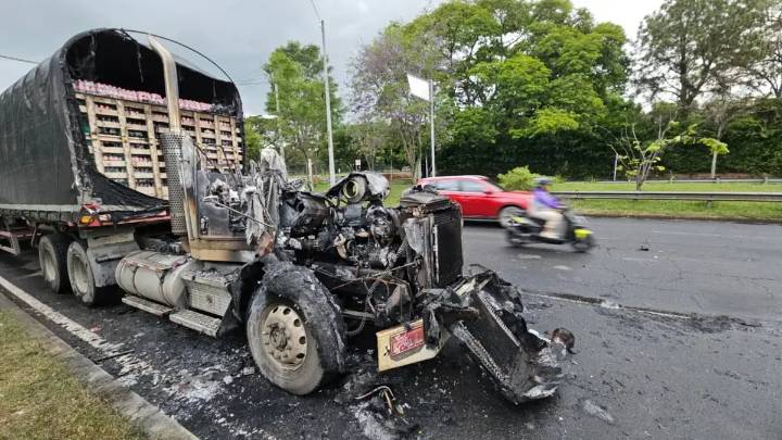 Hasta $ 50 millones por los responsables de quemar dos tractomulas y hurtar una motocicleta de un agente de tránsito durante disturbios en Univalle
