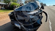 Triple choque con heridos y daños en vehículos en la rotonda de Villa Adela: cruzó el semáforo en rojo.