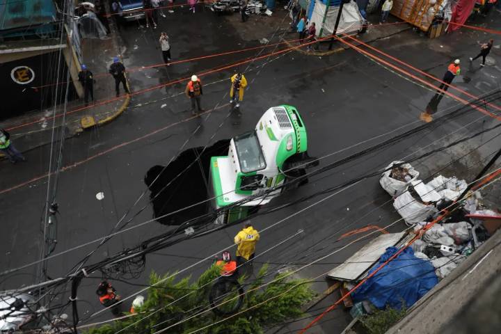 Socavón 'engulle' un camión de refrescos en Iztapalapa
