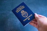 No pueden viajar. Emitieron miles de pasaportes defectuosos y ahora piden a los argentinos que los devuelvan