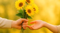 Día de las Flores Amarillas 2025: cuándo es y significado de este bonito regalo