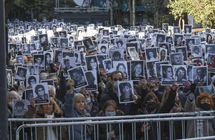 Ratifican el juicio en ausencia por el atentado a la AMIA: es el primer proceso bajo esta modalidad