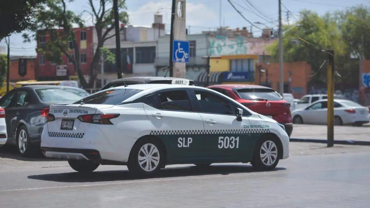 Pide Policía Vial a SCT regular paradas de taxis a las afueras de la TTP y en la Alameda