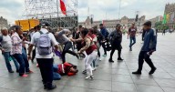 Pelea en el Zócalo de CDMX entre comerciantes ambulantes y trabajadores de gobierno