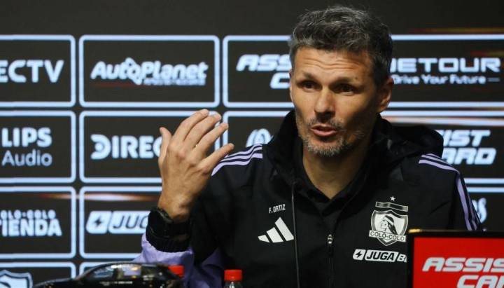 "Hasta cuándo": Fernando Ortiz presentó su primera formación en Colo Colo y así reaccionaron los hinchas