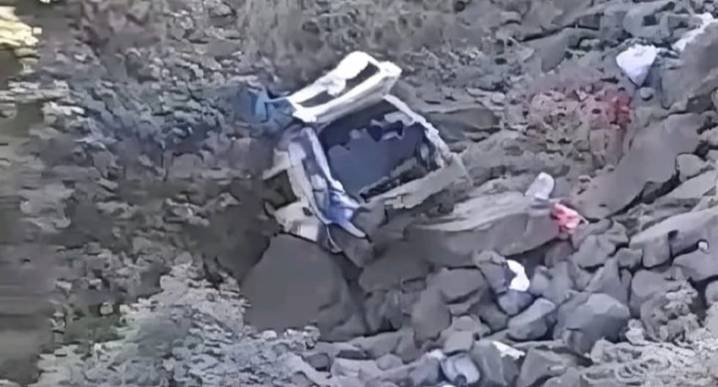 La Libertad: Dos muertos y nueve heridos deja caída de miniván a abismo
