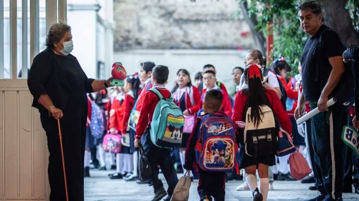 Regresan a clases más de 23 millones de estudiantes en México