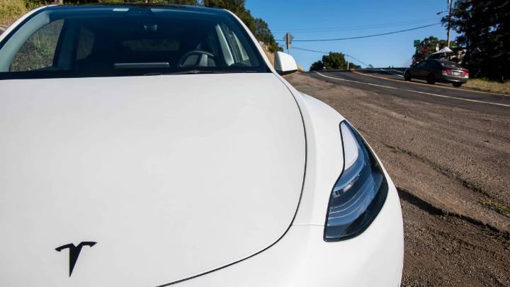 Auto safety regulators investigating Tesla over door handle issue
