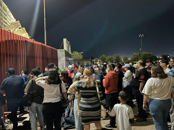 Manifestación al exterior del Monumental; denuncian sobreventa de boletos