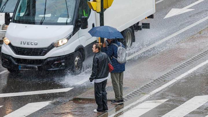 La Aemet alerta de lluvias muy fuertes este domingo: hasta 32 litros en una hora cerca de Zaragoza