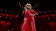 El nostálgico circo de Enrique Bunbury arrasa en un Sant Jordi a medias