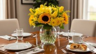 Qué significa poner flores amarillas en la mesa los domingos y para qué sirve