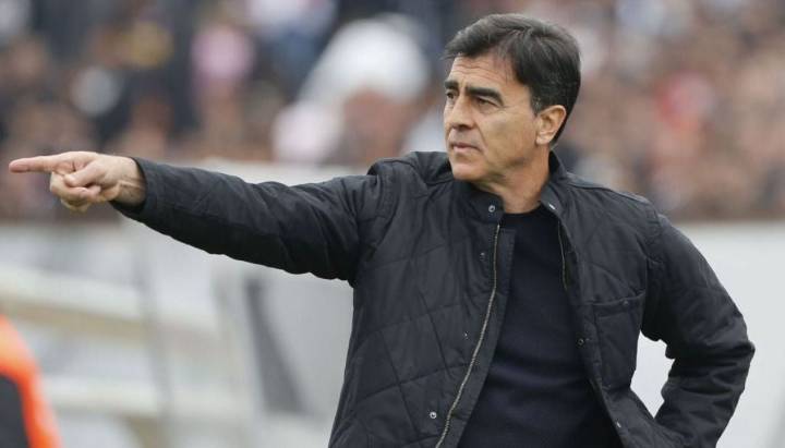 "Firmará hasta 2026": el nuevo equipo de Gustavo Quinteros tras rechazar a Colo Colo