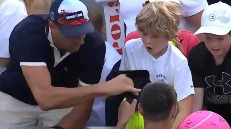 Kamil Majchrzak defiende a niño tras polémico robo de gorra en partido