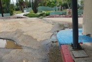 Fuga de agua sucia alarma a padres de familia en primaria de San José del Cabo
