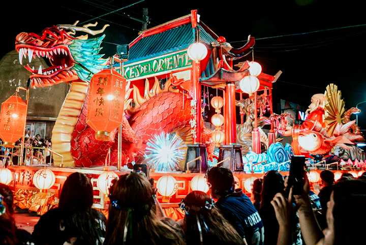 Las Breñas brilló con el 68° desfile de carrozas estudiantiles