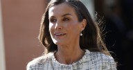 El look de la Reina en Salamanca: tweed, perlas y cinturón negro