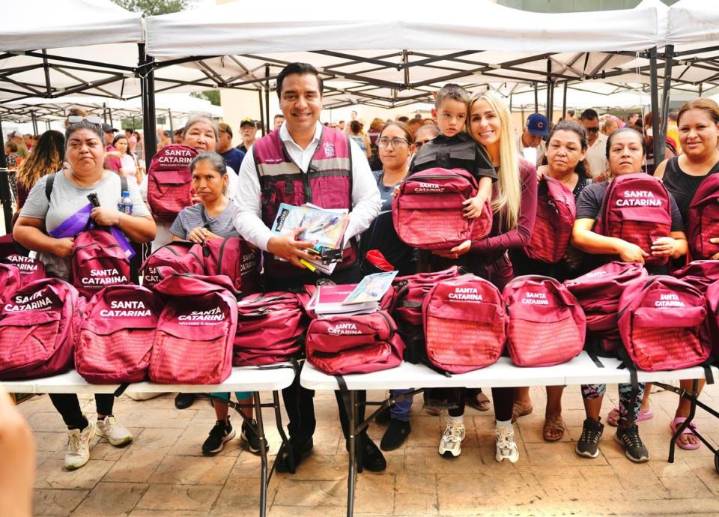 Entrega Santa Catarina 10 mil paquetes escolares