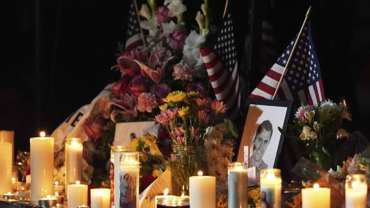 Arrestan a un joven por vandalizar el memorial de Charlie Kirk frente a la sede de Turning Point USA en Phoenix