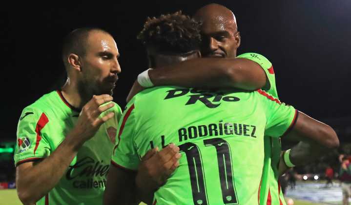 Juárez sigue intratable y derrota a León para aferrarse a la fase final del torneo