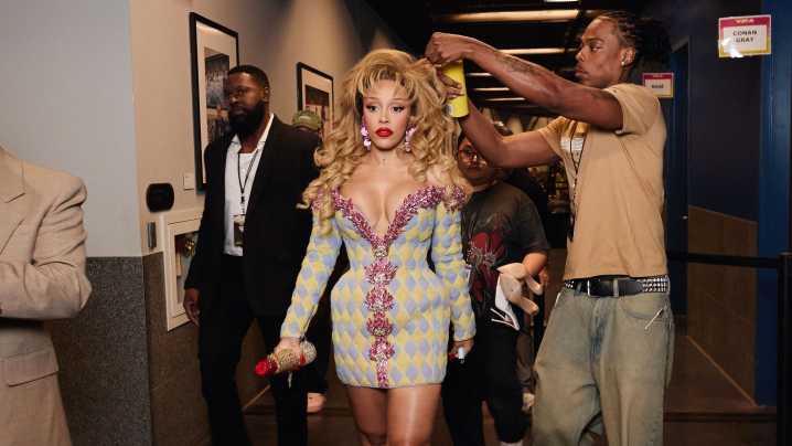 A Closer Look at Doja Cat’s Campy ’80s Style at the VMAs