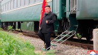 Kim Jong Un llegó a Beijing en su tren blindado para una cita inédita y un desfile…