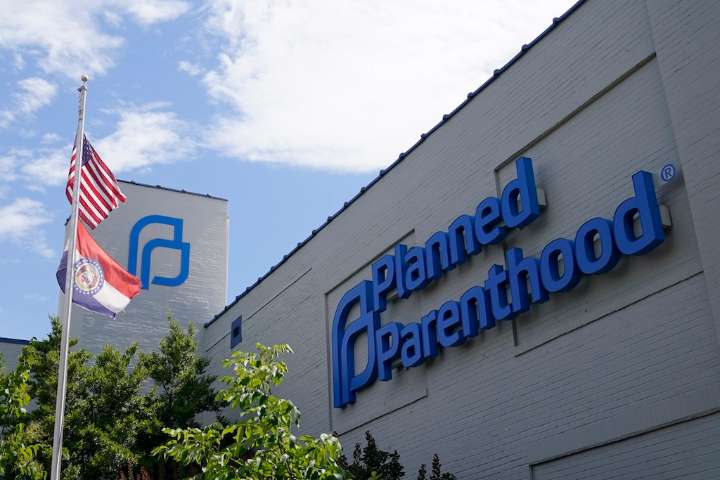 Appeals court lifts block of Planned Parenthood defunding
