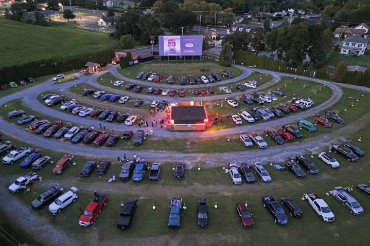 Amor bajo las estrellas: Pareja preserva el autocine más antiguo del mundo