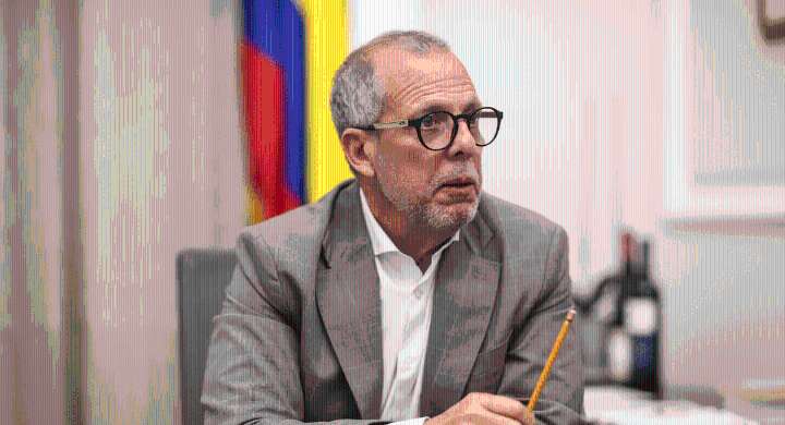 Procuraduría revoca suspensión de Alfredo Saade por caso de pasaportes La revocatoria permite al exfuncionario continuar con su precandidatura presidencial y aclarar los señalamientos en su contra.