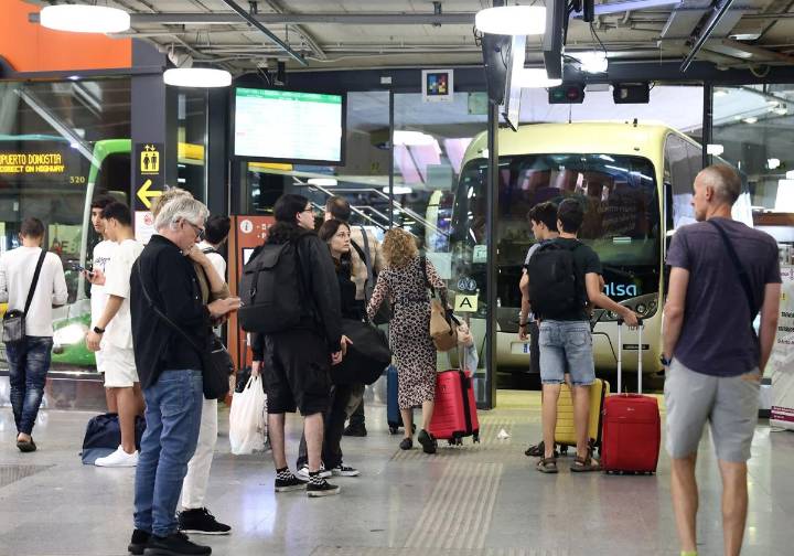 El aumento de viajeros satura la estación de buses de Donostia a los 10 años de su apertura