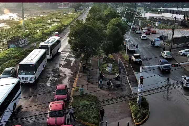 Atienden inundación en avenida Adolf B. Horn tras fuerte lluvia en Tlajomulco