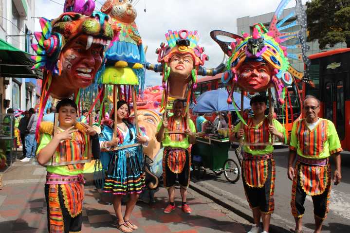 Comparsa familiar en desfile de AsoArca resalta el talento local