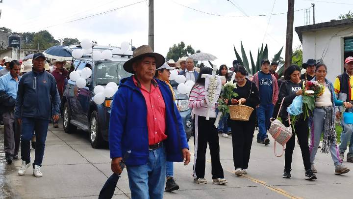 Flores, copal y Joan Sebastian despidieron a Liliana víctima del accidente en Atlacomulco