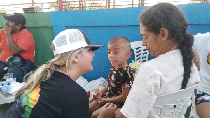 Primera dama del Zulia atienda a personas afectadas tras la explosión en la fábrica de fuegos artificiales