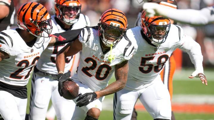 Bengals defense leads the way to 17-16 win over the Browns in opener