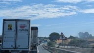 Grandes retenciones de tráfico en la A-49 por la retirada de la vía de un camión volcado