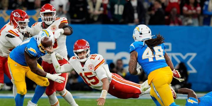 Herbert outduels Mahomes to help the Chargers beat the Chiefs in Brazil