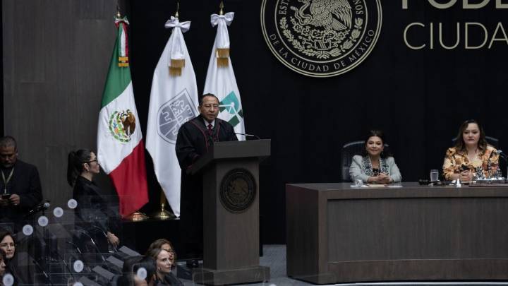 Reciben togas los jueces y magistrados locales de CDMX electos por voto popular