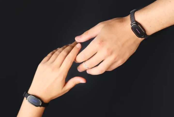 Pulseras inteligentes que vibran: la nueva moda entre parejas