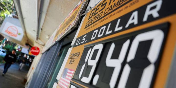 Precio del dólar sube y el peso mexicano se debilita previo a la reunión de Banxico este 25 de septiembre